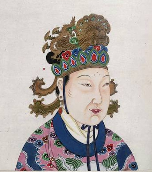 Chinese woman empress wearing beautifl headwear and gown